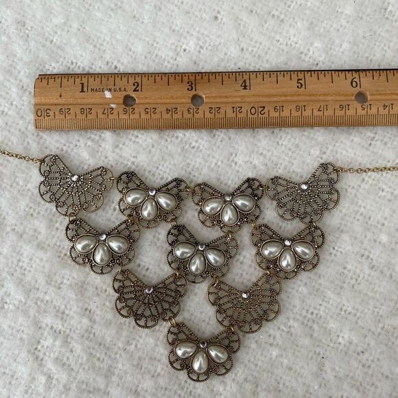 Beautiful gold and pearl statement necklace - Picture 3 of 6